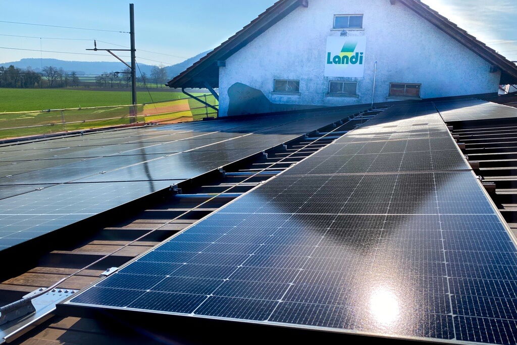 AGROLA installiert Solar-Gewerbespeicher von ELEKTRON